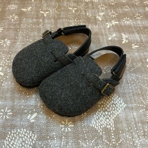 GAP Gray Kids clogs with buckle